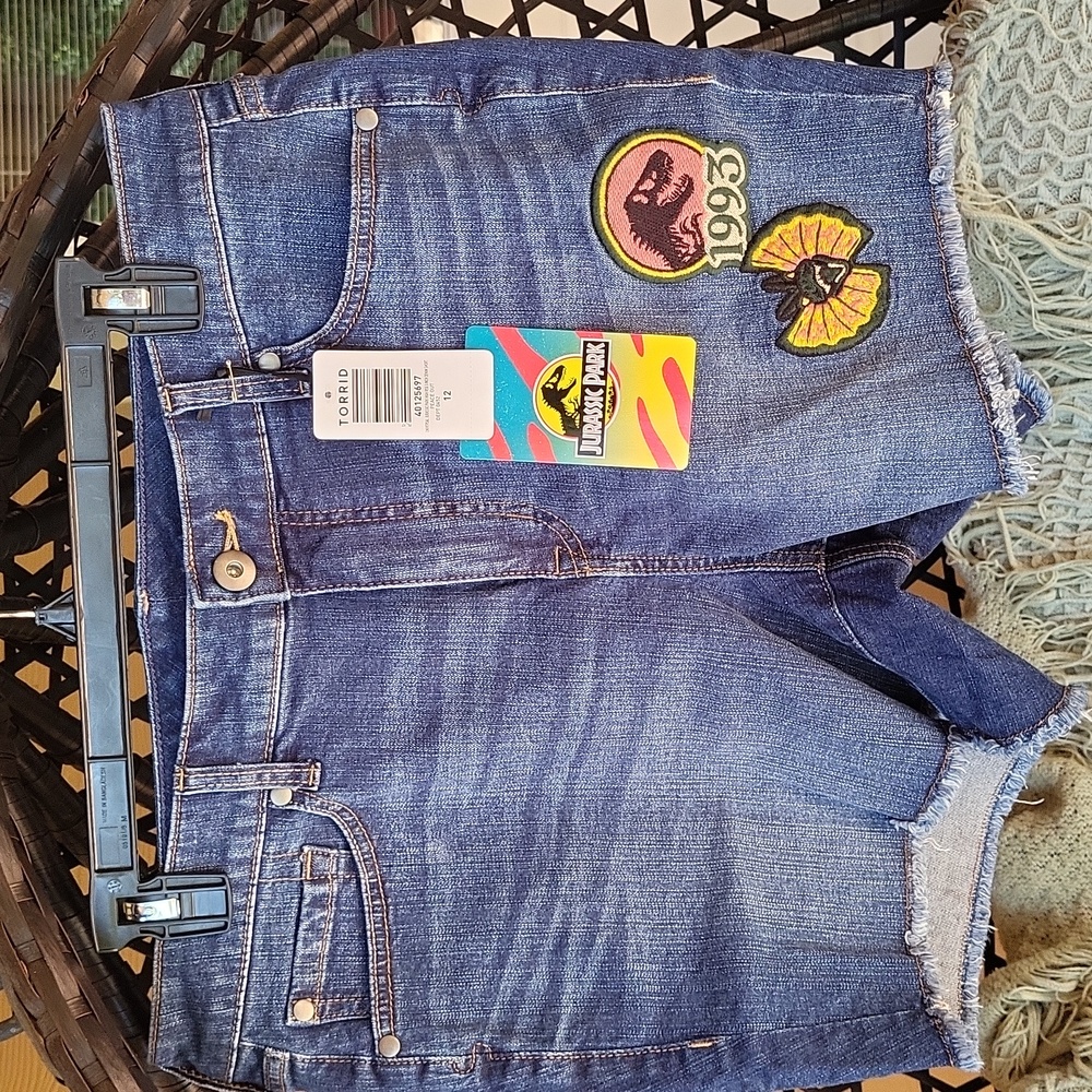 NWT Universal Jurassic Park Mid Rise Shorts - Picture 9 of 13